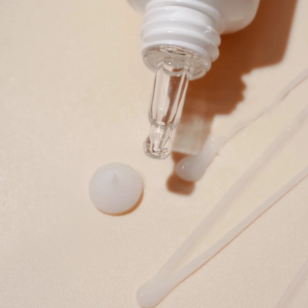 Crème contour des yeux TW-Real Eye Cream de la marque Isntree, soin hydratant et anti-âge pour le contour des yeux.
