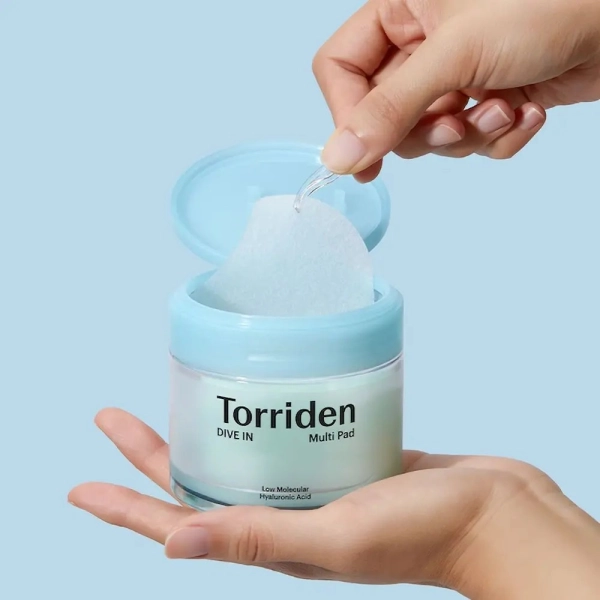 Disques hydratants Dive In Multi Pad de Torriden à l’acide hyaluronique pour lisser, hydrater et rafraîchir la peau.