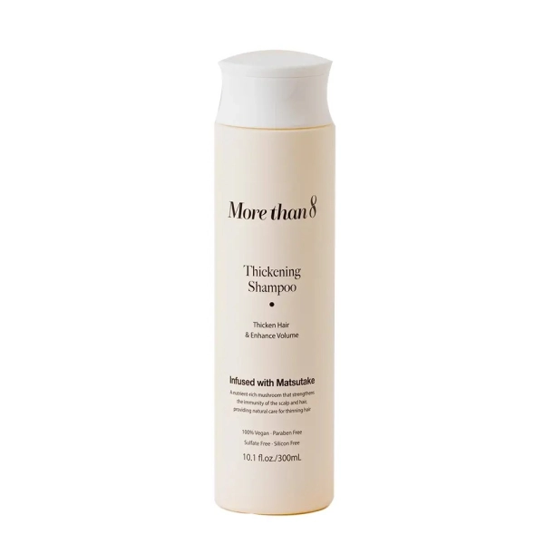 Shampoing volumisant Morethan8 Thickening Shampoo nettoie en douceur, renforce et donne du volume aux cheveux fins.