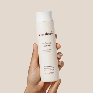 Shampoing volumisant Morethan8 Thickening Shampoo nettoie en douceur, renforce et donne du volume aux cheveux fins.