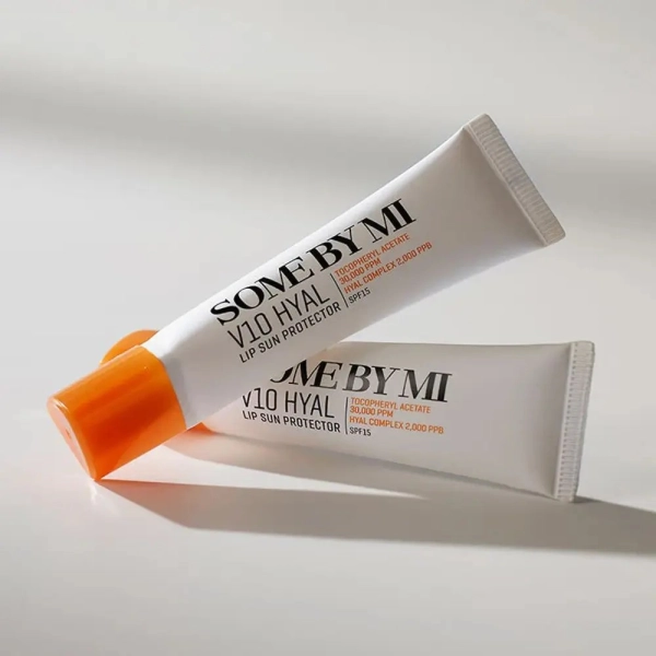 Crème solaire V10 Hyal Air Fit Sunscreen de Some By Mi hydrate, protège des UV et laisse une finition légère et invisible.