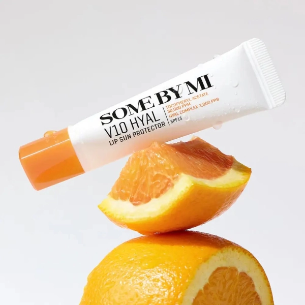 Crème solaire V10 Hyal Air Fit Sunscreen de Some By Mi hydrate, protège des UV et laisse une finition légère et invisible.