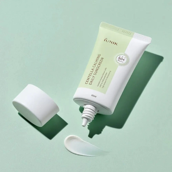 Crème solaire Centella Calming Daily Sunscreen de Iunik, soin coréen apaisant à la centella pour protéger et hydrater la peau.