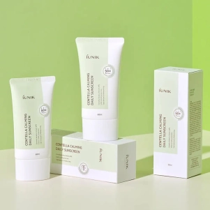 Crème solaire Centella Calming Daily Sunscreen de Iunik, soin coréen apaisant à la centella pour protéger et hydrater la peau.