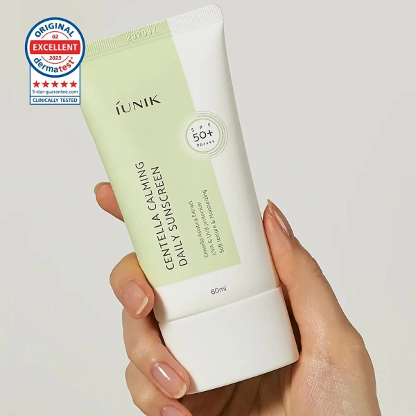 Crème solaire Centella Calming Daily Sunscreen de Iunik, soin coréen apaisant à la centella pour protéger et hydrater la peau.