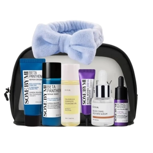 Kit mini routine anti-âge coréenne avec rétinol, panthénol, huile calendula, trousse et serre-tête.