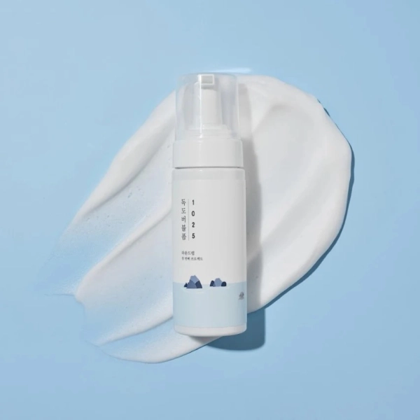 Nettoyant Dokdo Bubble Foam de Round Lab, mousse coréenne douce pour purifier et hydrater la peau.