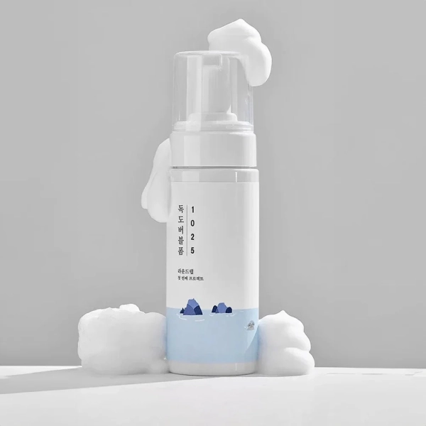 Nettoyant Dokdo Bubble Foam de Round Lab, mousse coréenne douce pour purifier et hydrater la peau.
