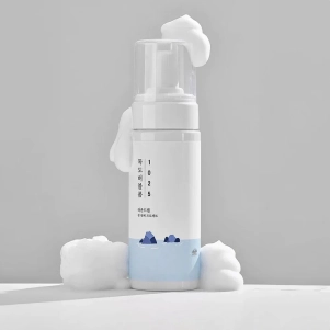 Nettoyant Dokdo Bubble Foam de Round Lab, mousse coréenne douce pour purifier et hydrater la peau.