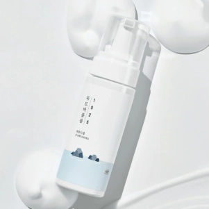 Nettoyant Dokdo Bubble Foam de Round Lab, mousse coréenne douce pour purifier et hydrater la peau.