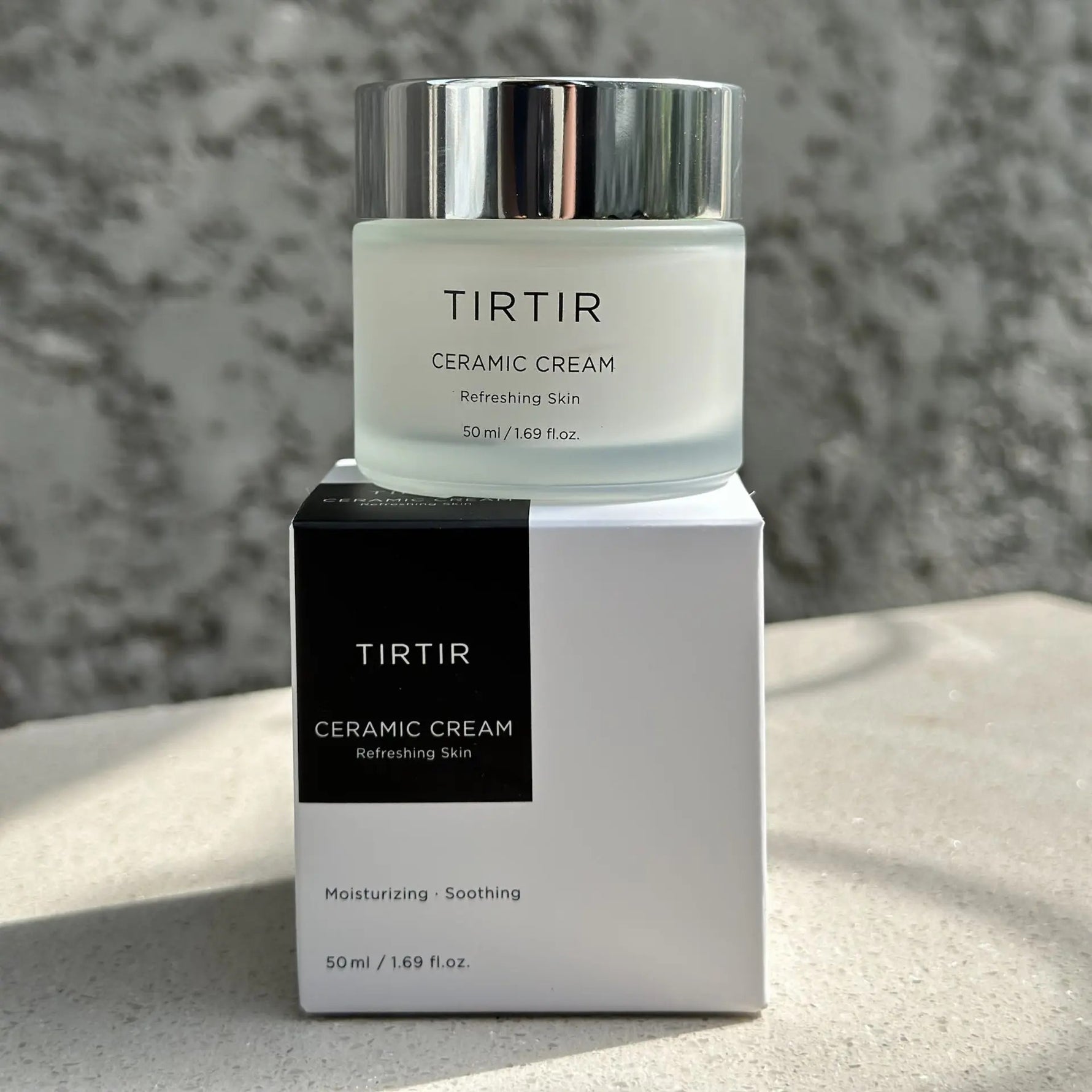 Crème hydratante Ceramic Cream de la marque TIRTIR, soin du visage nourrissant pour une peau lisse et éclatante.