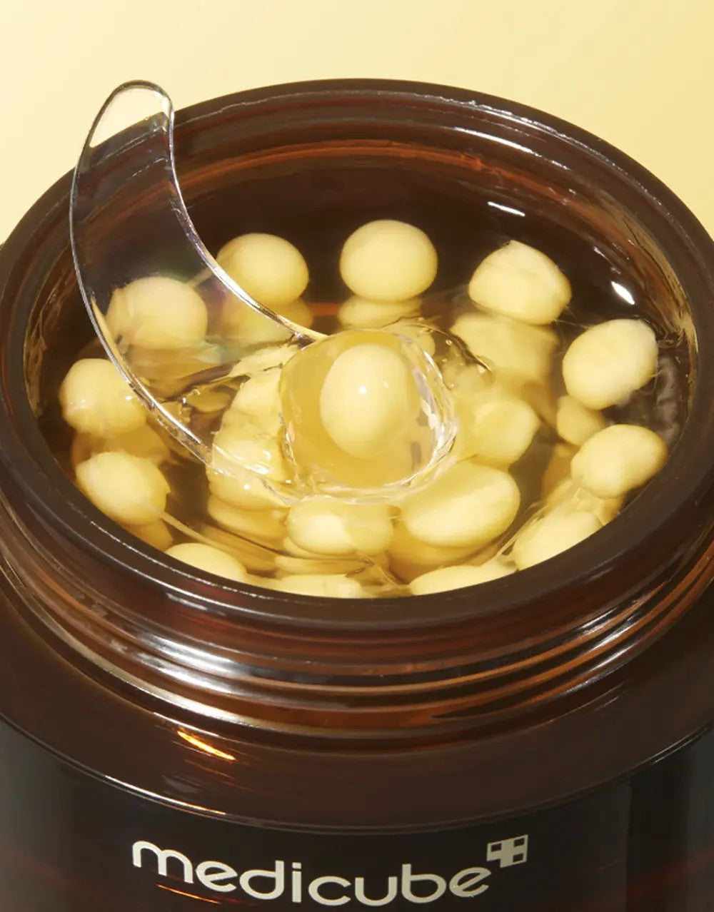 Crème hydratante enrichie en vitamine C pour une peau éclatante et un teint unifié. Soins visage coréen de la marque MEDICUBE.