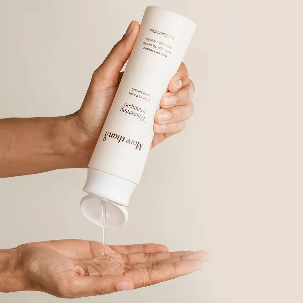 Shampoing volumisant Morethan8 Thickening Shampoo nettoie en douceur, renforce et donne du volume aux cheveux fins.