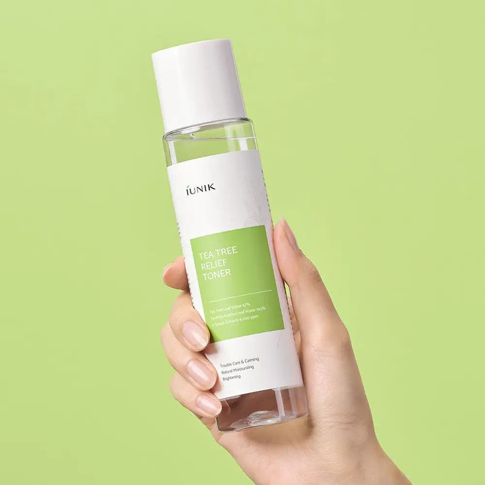 Lotion tonique Tea Tree Toner de IUNIK purifiante et apaisante, enrichie en tea tree pour équilibrer et rafraîchir la peau.
