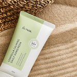 Crème solaire Centella Calming Daily Sunscreen de Iunik, soin coréen apaisant à la centella pour protéger et hydrater la peau.