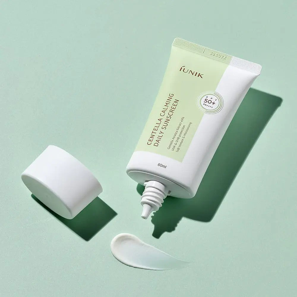 Crème solaire Centella Calming Daily Sunscreen de Iunik, soin coréen apaisant à la centella pour protéger et hydrater la peau.