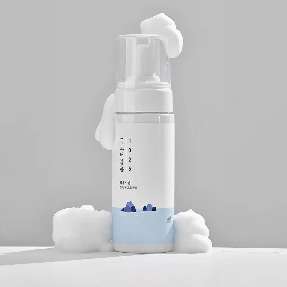Nettoyant Dokdo Bubble Foam de Round Lab, mousse coréenne douce pour purifier et hydrater la peau.