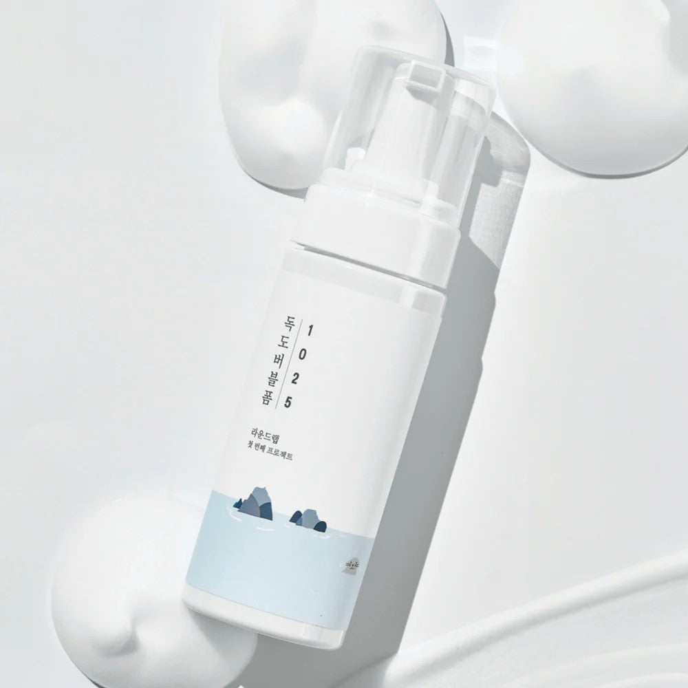 Nettoyant Dokdo Bubble Foam de Round Lab, mousse coréenne douce pour purifier et hydrater la peau.