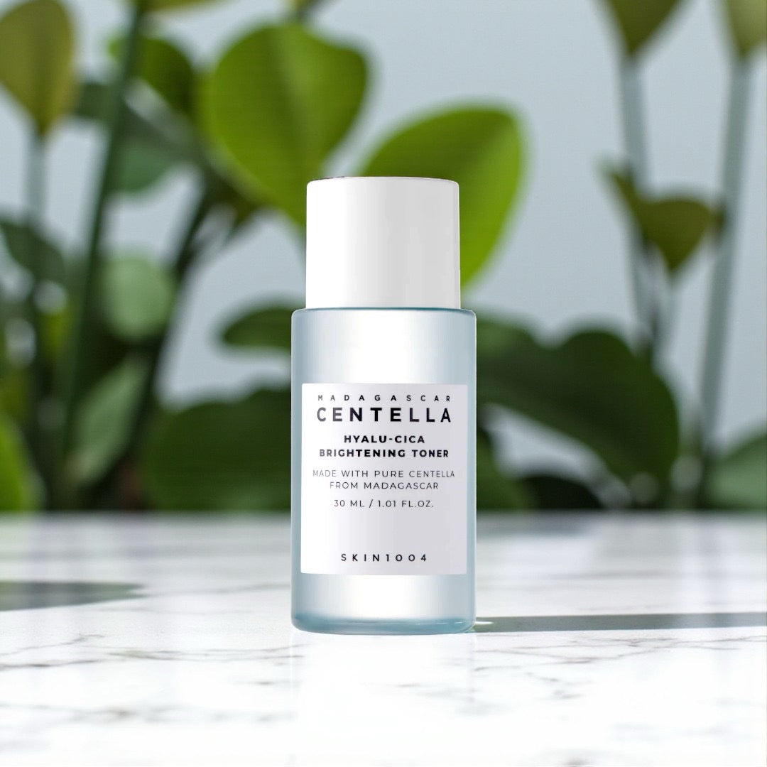 Hyalu Cica Brightening Toner toner visage illuminateur à la centella et acide hyaluronique pour hydrater et raviver l’éclat
SKIN1004