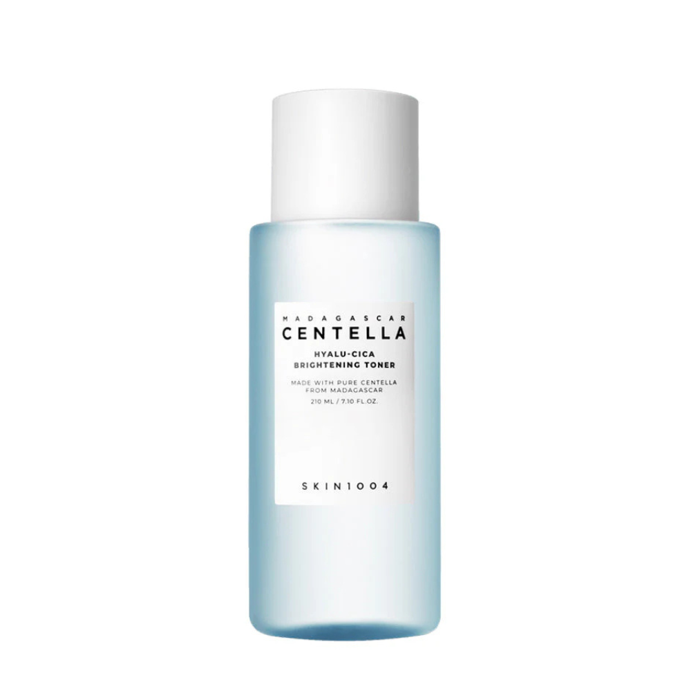 Tonique éclaircissant à la Centella de Madagascar et au complexe Hyalu-Cica, qui hydrate, apaise, unifie le teint et améliore l’éclat naturel de la peau.