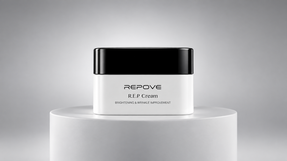 Pot REPOVE R.E.P Cream Brightening & Wrinkle Improvement posé sur un socle blanc