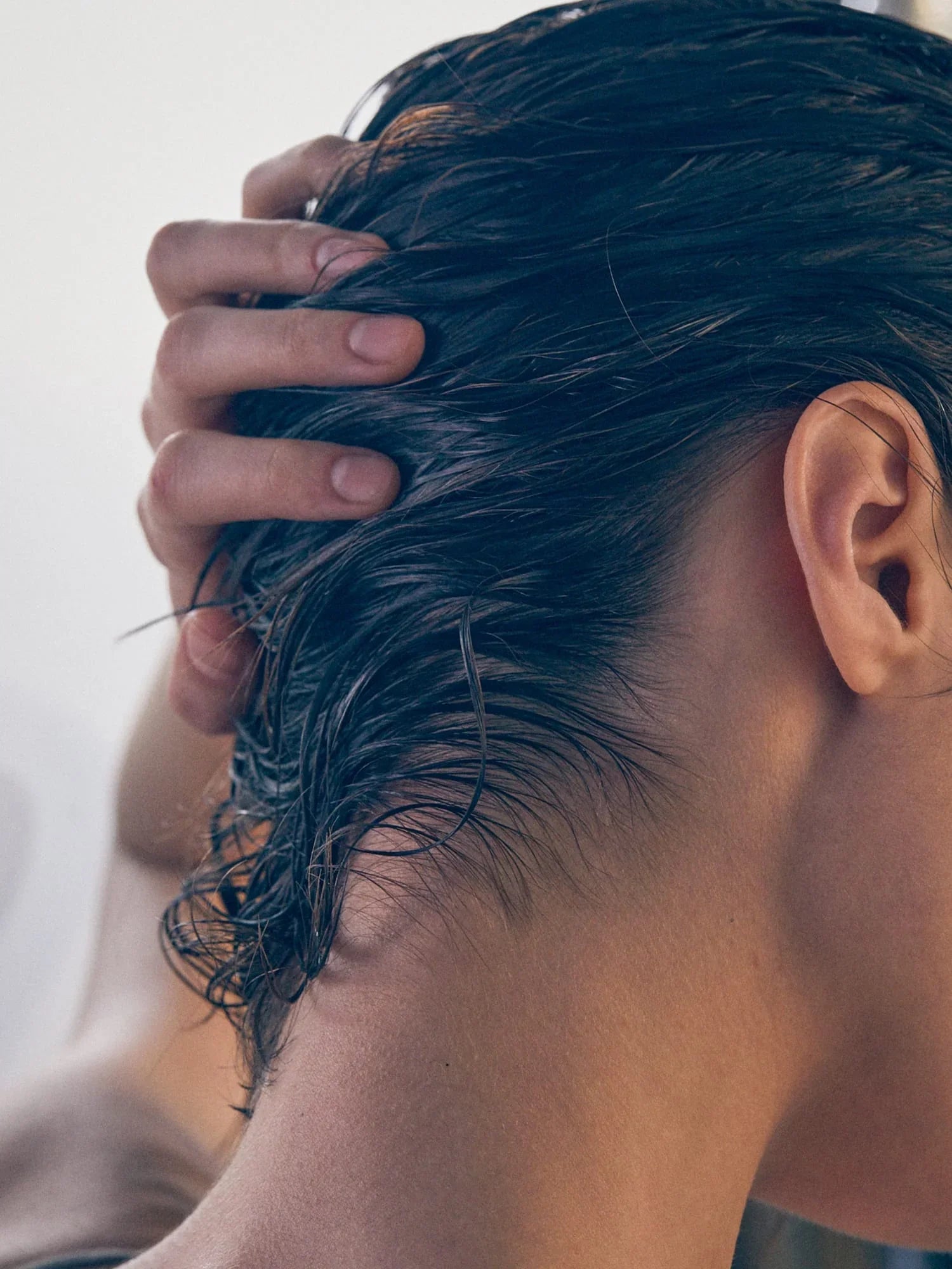 Application Rosemary 3-In-1 Treatment Aromatica cheveux mouillés soin hydratant cuir chevelu coréen