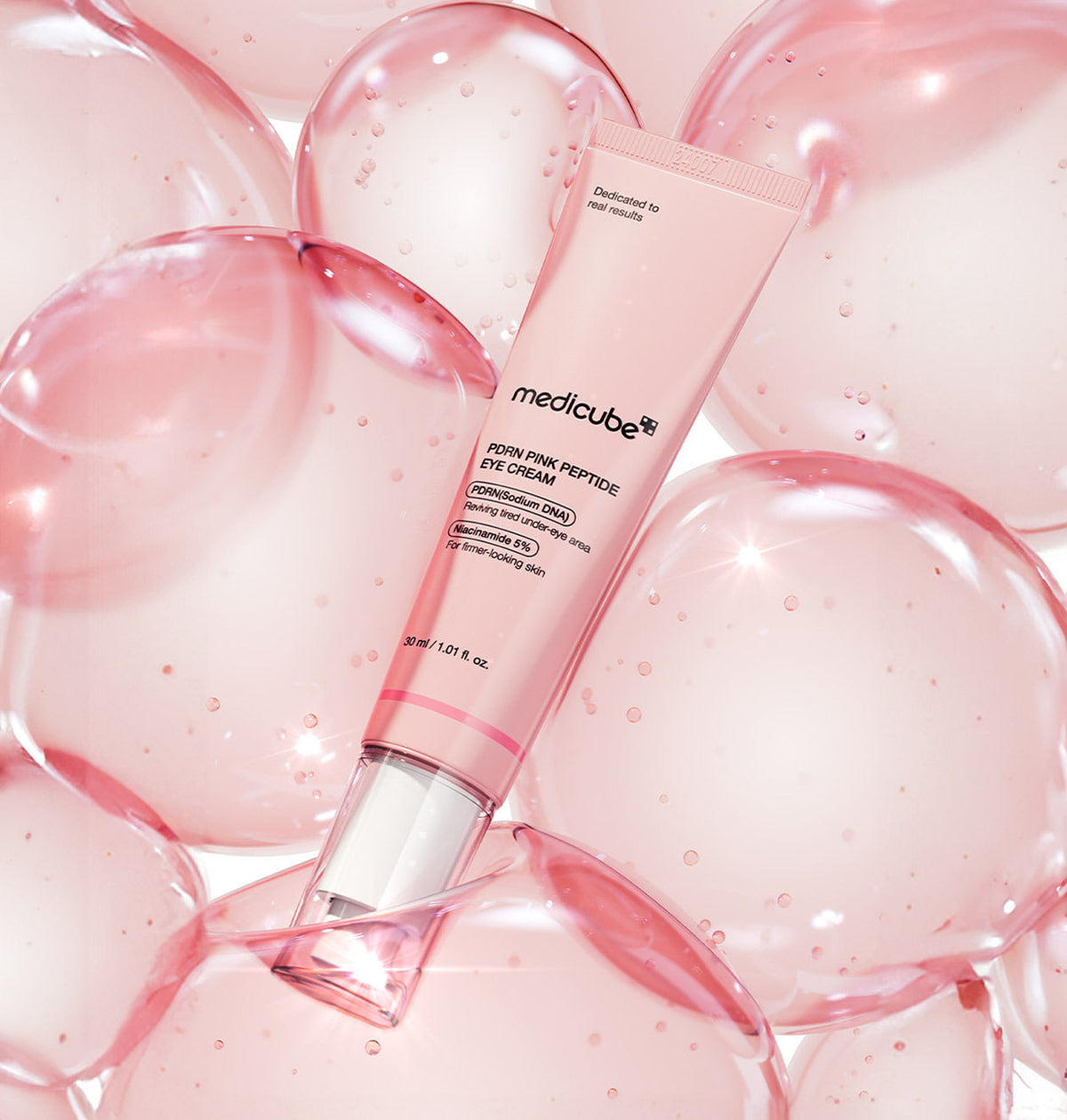 Medicube PDRN Pink Peptide Eye Cream 30 ml, visuel d'ambiance du contour des yeux coréen, soin coréen K Beauty Cosmetics