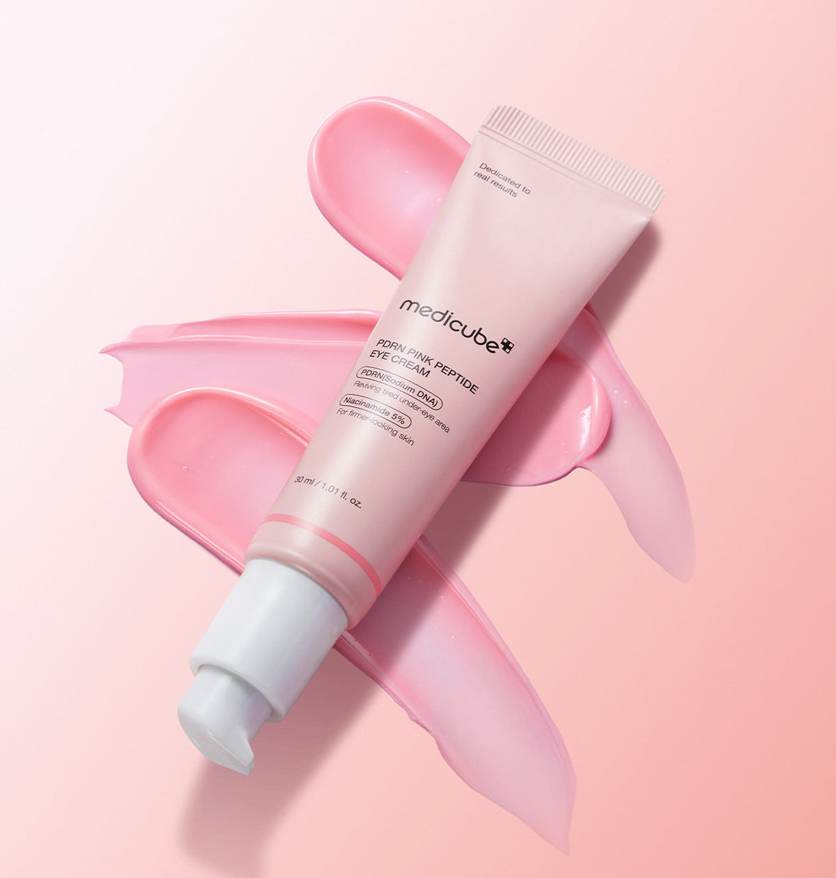 Medicube PDRN Pink Peptide Eye Cream 30 ml, swatch de la crème rose non collante, soin coréen K Beauty Cosmetics
