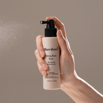 Application en spray du Morethan8 Strong Root Tonic sur le cuir chevelu, soin capillaire coréen K Beauty Cosmetics