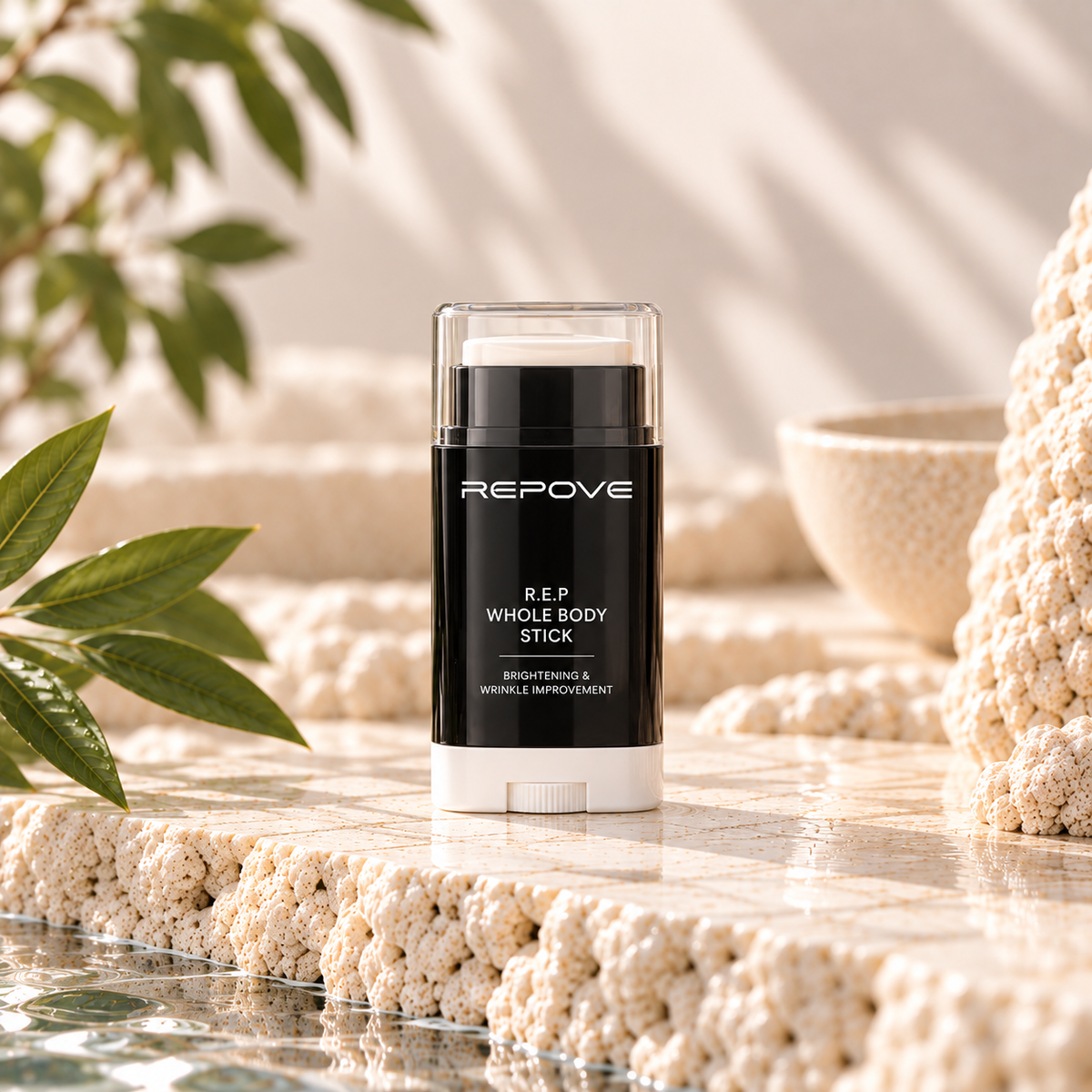 REPOVE R.E.P Whole Body Stick Brightening & Wrinkle Improvement posé sur une pierre claire