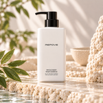 Flacon pompe REPOVE Whole Body Wash Essence All-In-One Wash Essence For Hair, Body And Face posé sur une pierre claire