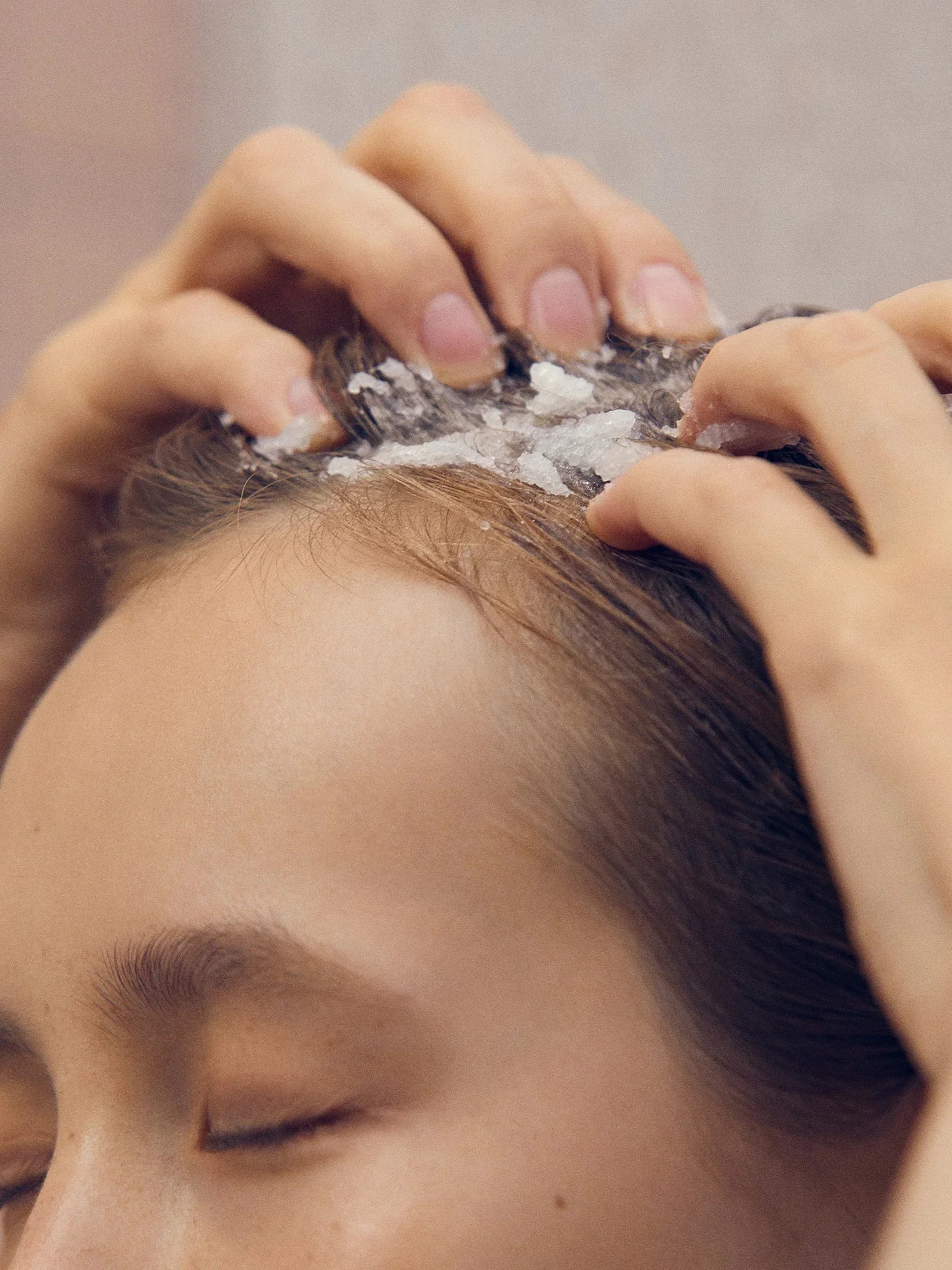 Application Rosemary Scalp Scrub Aromatica sur cuir chevelu – gommage anti-résidus K-beauty K Beauty Cosmetics